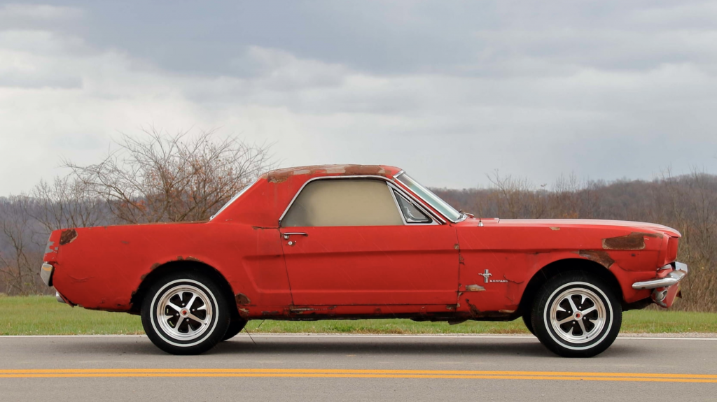 An image of a Ford Mustang Mustero parked outdoors.