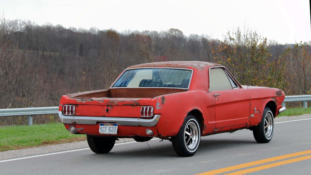 An image of a Ford Mustang Mustero parked outdoors.