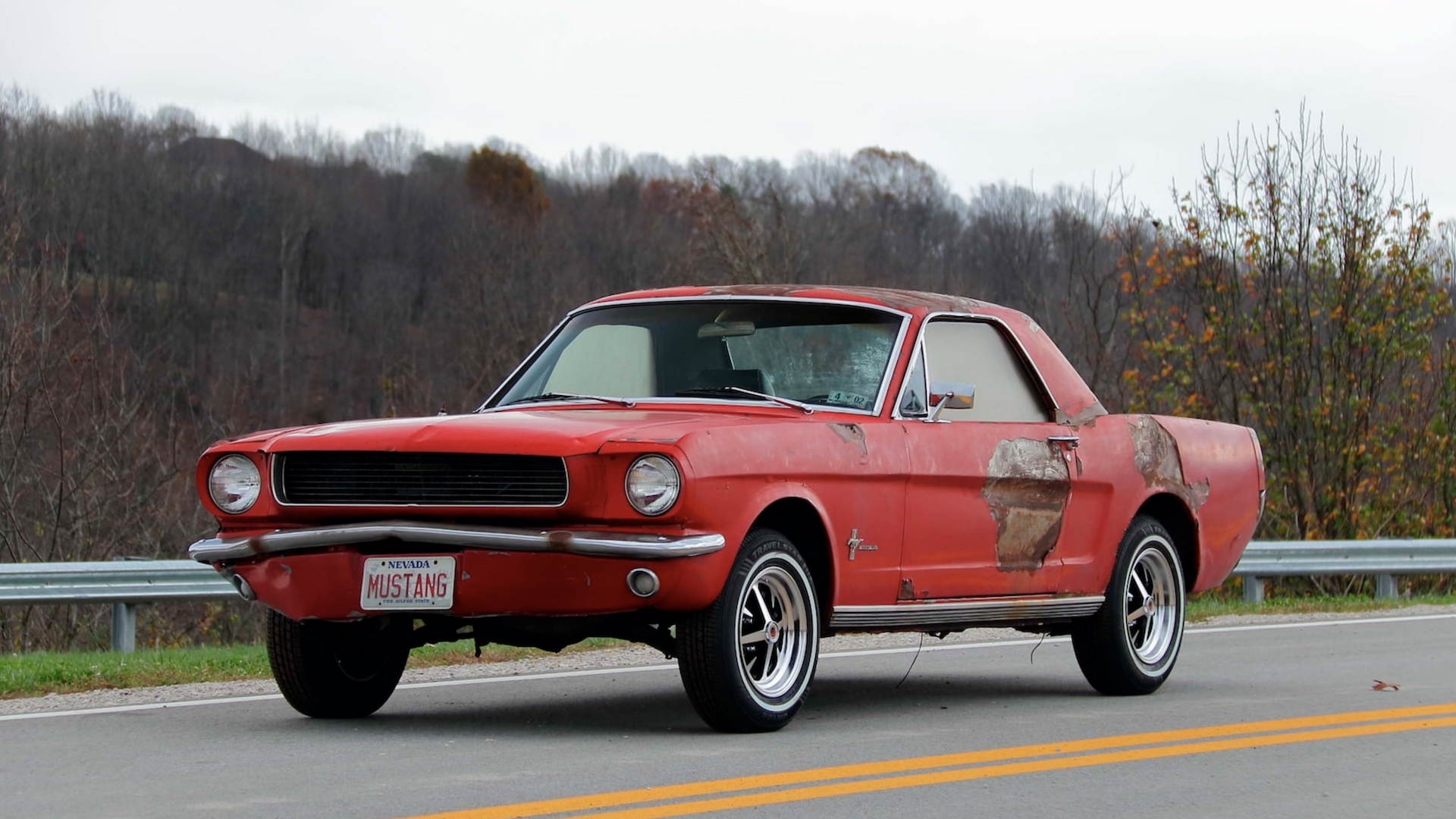 An image of a Ford Mustang Mustero parked outdoors.