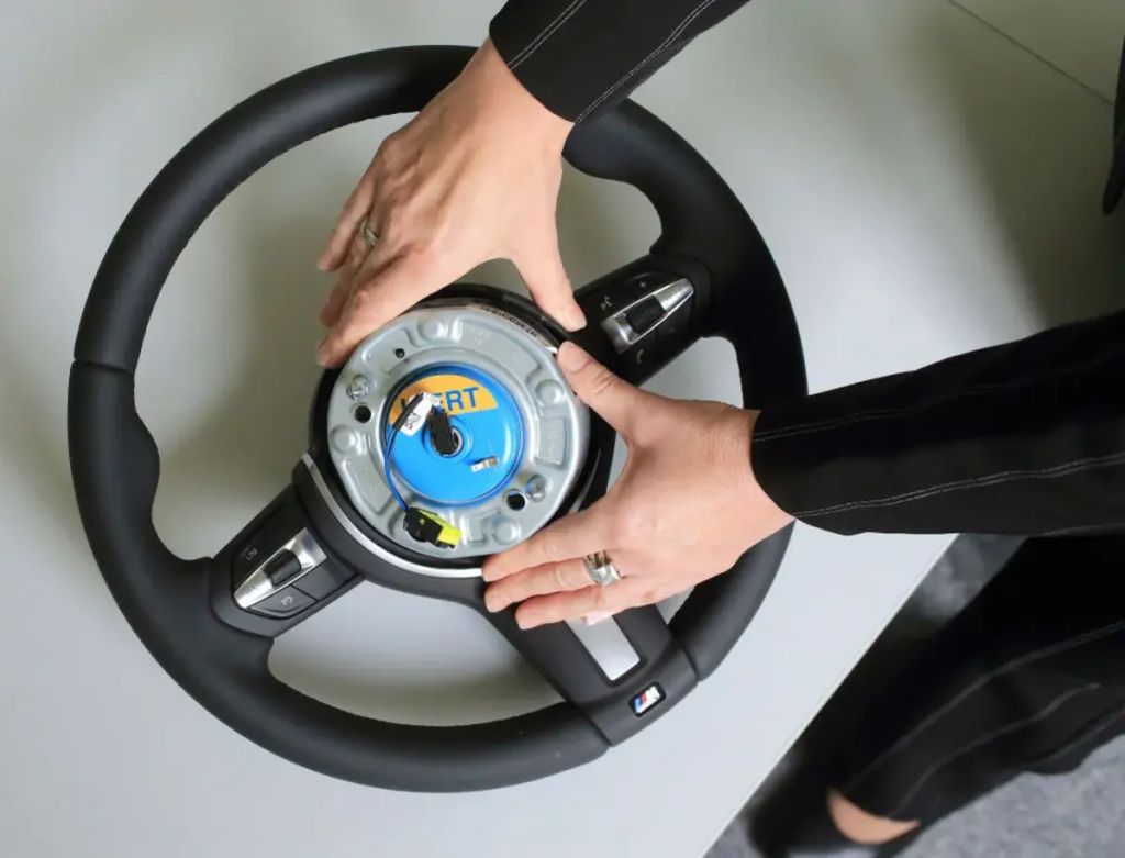 Airbag igniter built into a steering wheel 