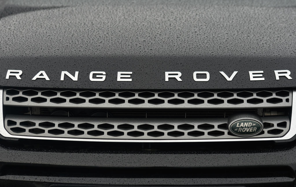 The grille of the Range Rover in the rain