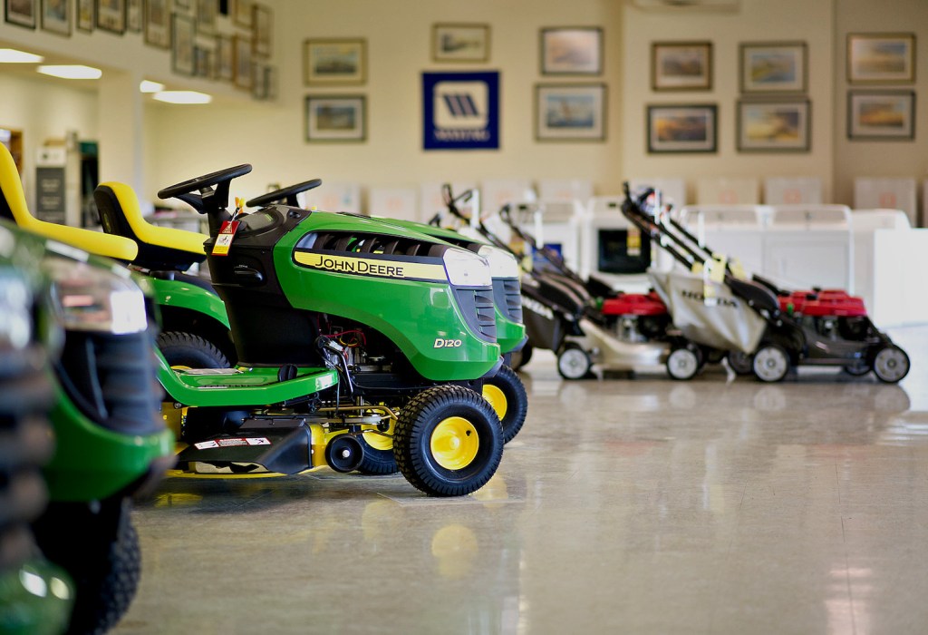 Riding lawn mowers on display, riding lawn mowers are among the most common types of lawn mowers and are the best lawnmowers for big yards