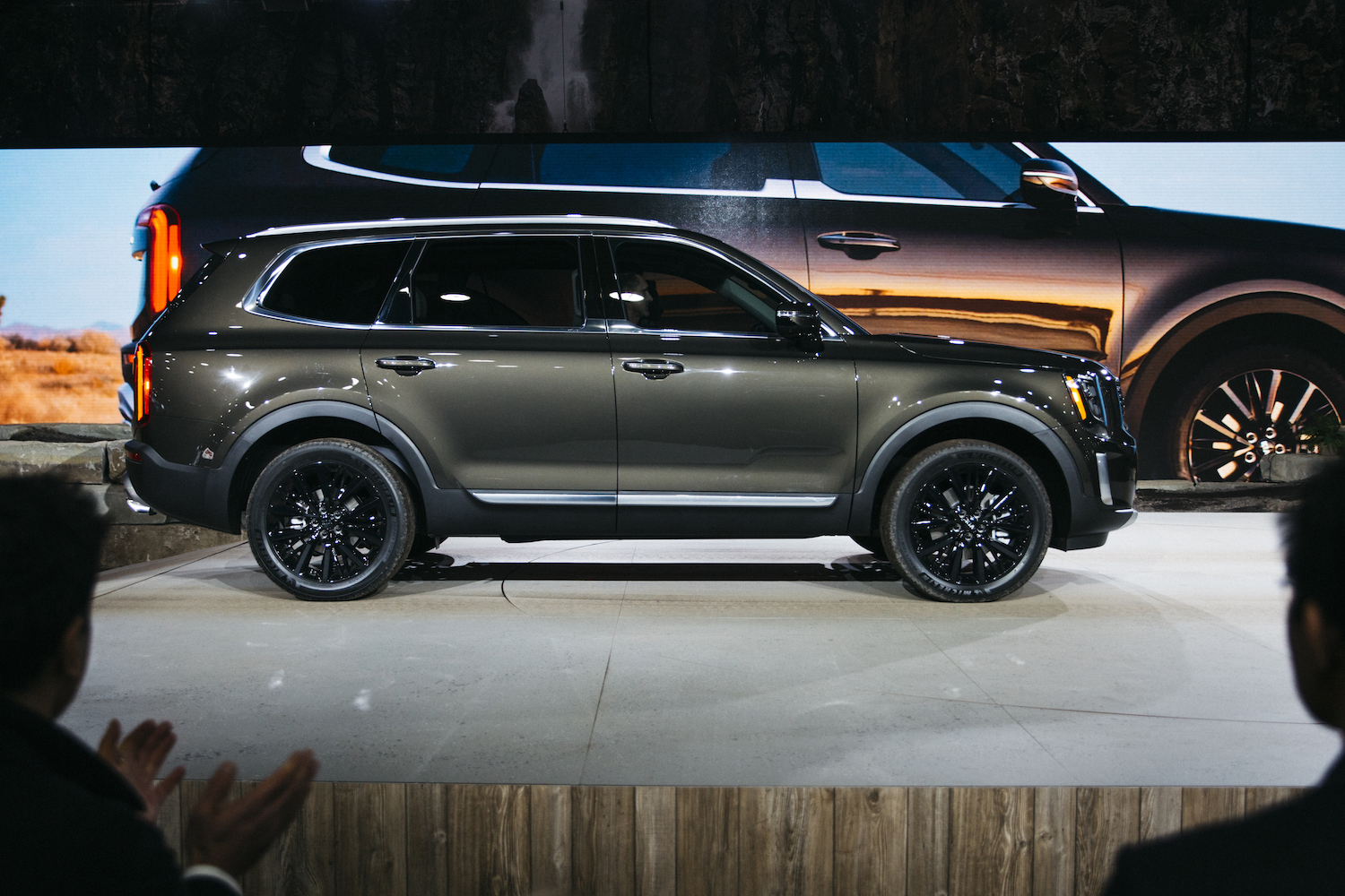 The 2021 Kia Telluride showcasing its bold, cascading grille and muscular stance
