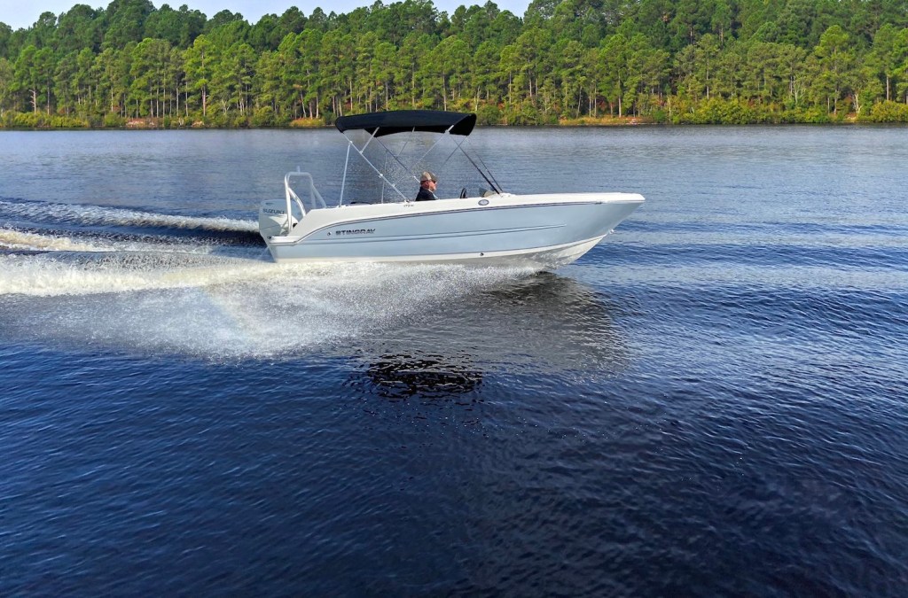 A Stingray 172SC on the water
