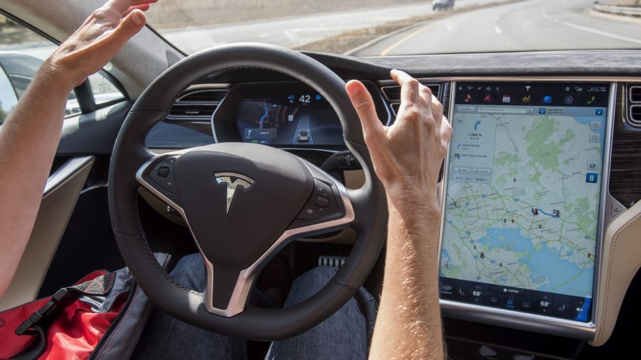 A Tesla driver go hands free