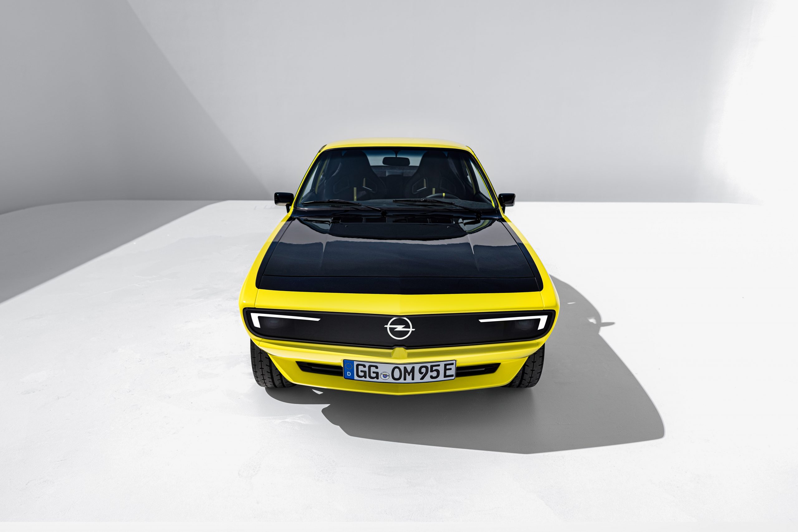 The yellow Opel Manta GSe with a black hood