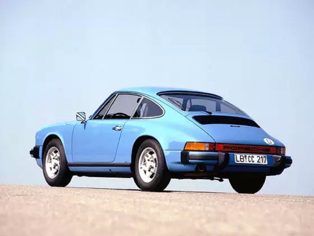 The rear 3/4 view of a blue 1974 Porsche 911 S