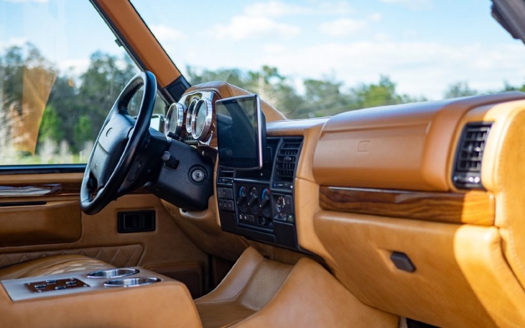 The tan-leather-upholstered front seats and leather-and-wood-trimmed dash of the ECD electric Range Rover Classic