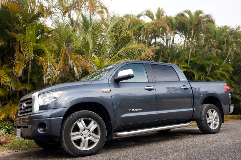 A Toyota Tundra among the palm trees, an excellent candidate to mount a roof tent on