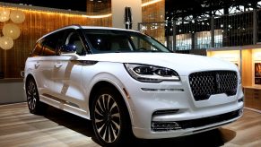 2020 Lincoln Aviator front 3/4 view