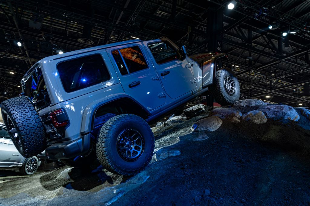 2021 Jeep Wrangler Rubicon Xtreme Recon vs. Ford Bronco: Which Has Better  Off-Road Specs?
