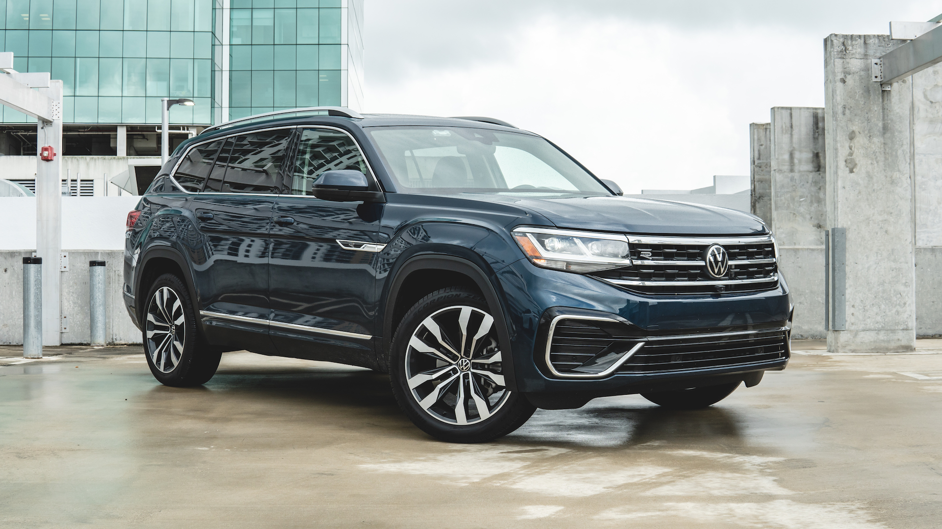 An image of a 2021 Volkswagen Atlas V6 parked outdoors.