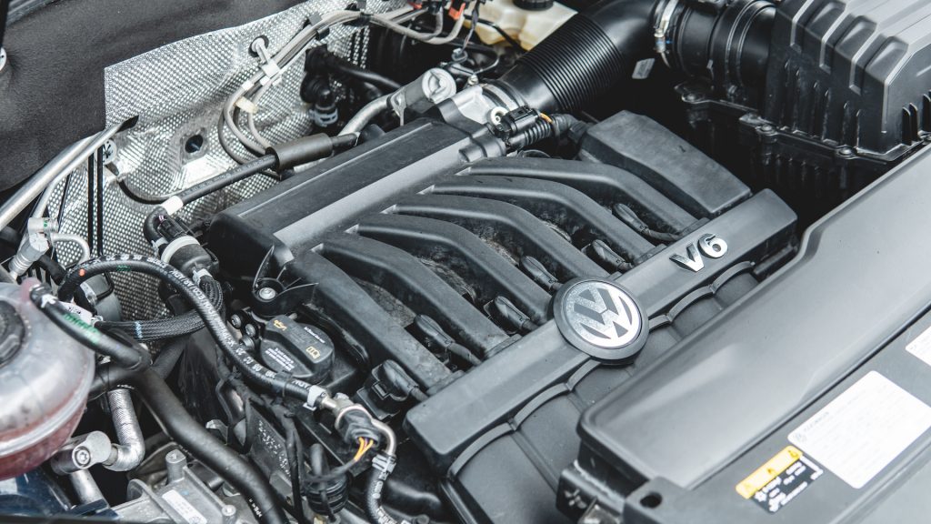 An image of a 2021 Volkswagen Atlas V6 parked outdoors.