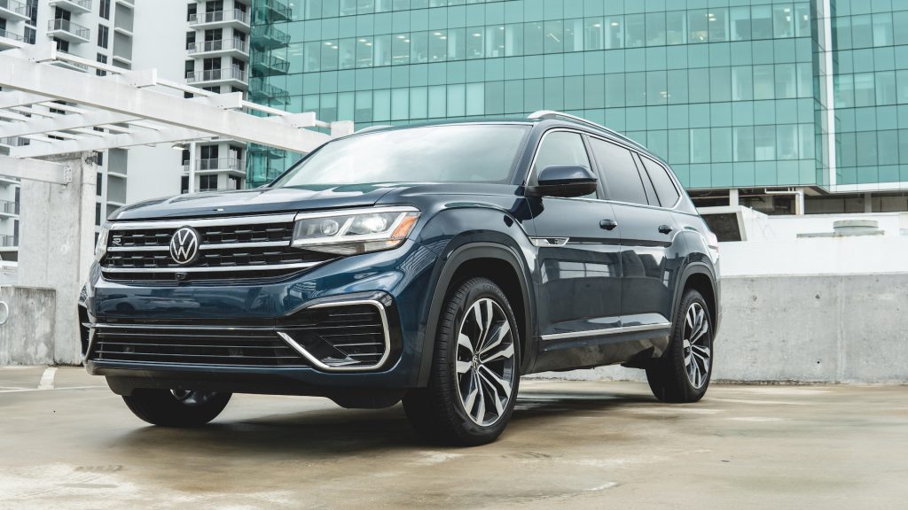 An image of a 2021 Volkswagen Atlas V6 parked outdoors.