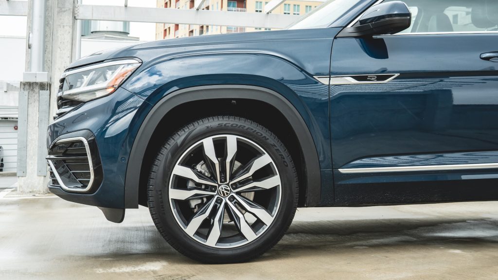 An image of a 2021 Volkswagen Atlas V6 parked outdoors.