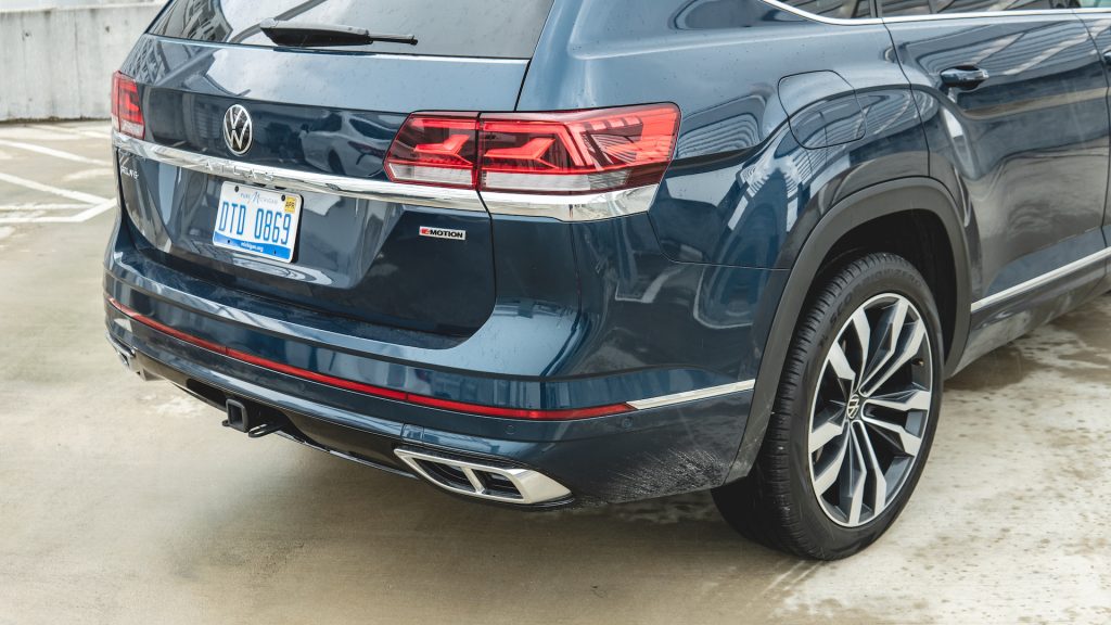 An image of a 2021 Volkswagen Atlas V6 parked outdoors.