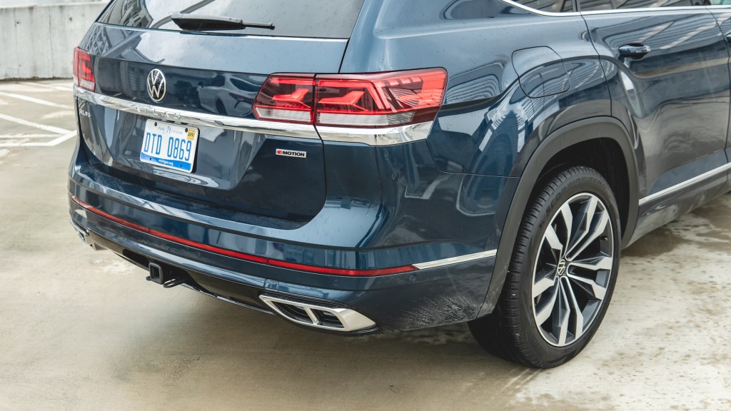 An image of a 2021 Volkswagen Atlas V6 parked outdoors.