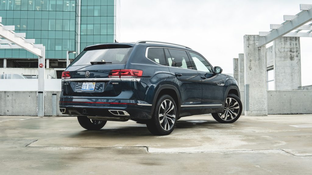 An image of a 2021 Volkswagen Atlas V6 parked outdoors.