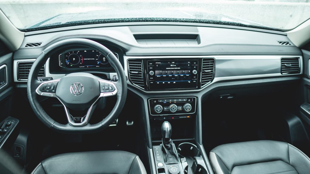 An image of a 2021 Volkswagen Atlas V6 parked outdoors.