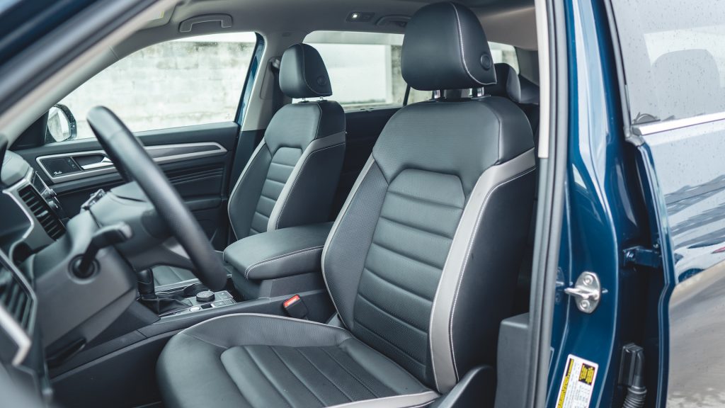 An image of a 2021 Volkswagen Atlas V6 parked outdoors.