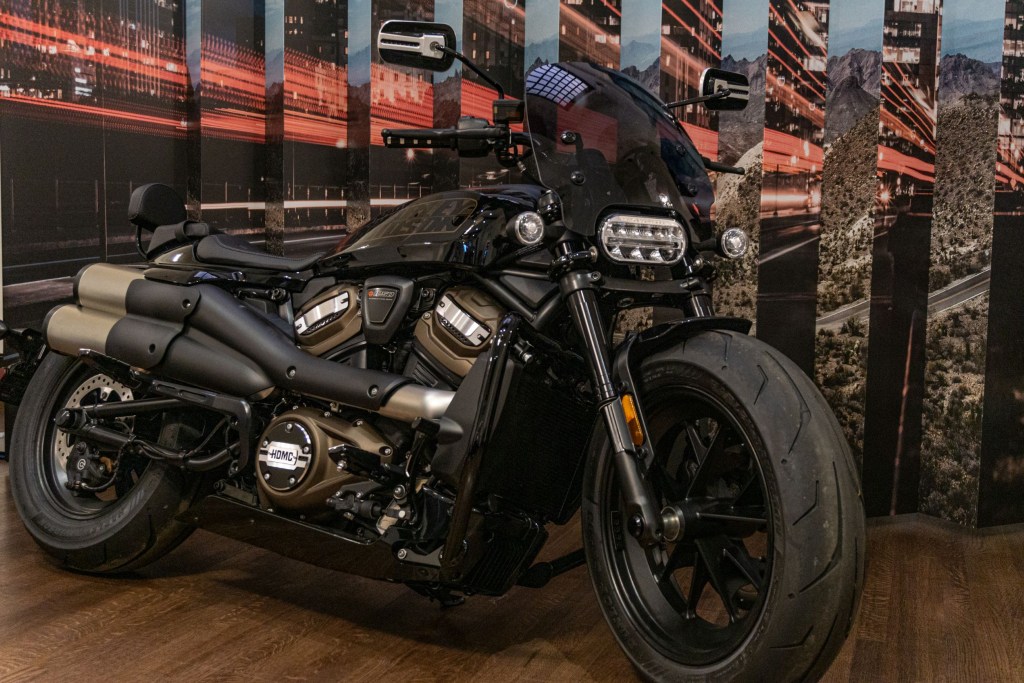 The front 3/4 view of an accessorized black 2021 Harley-Davidson Sportster S