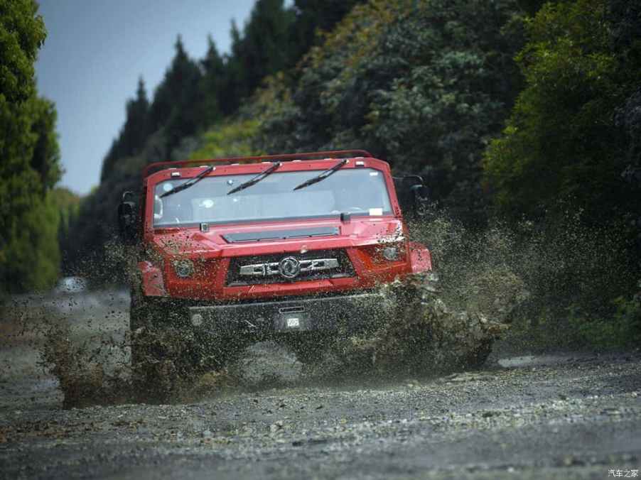 Dongfeng Warrior M50 blasting through mud