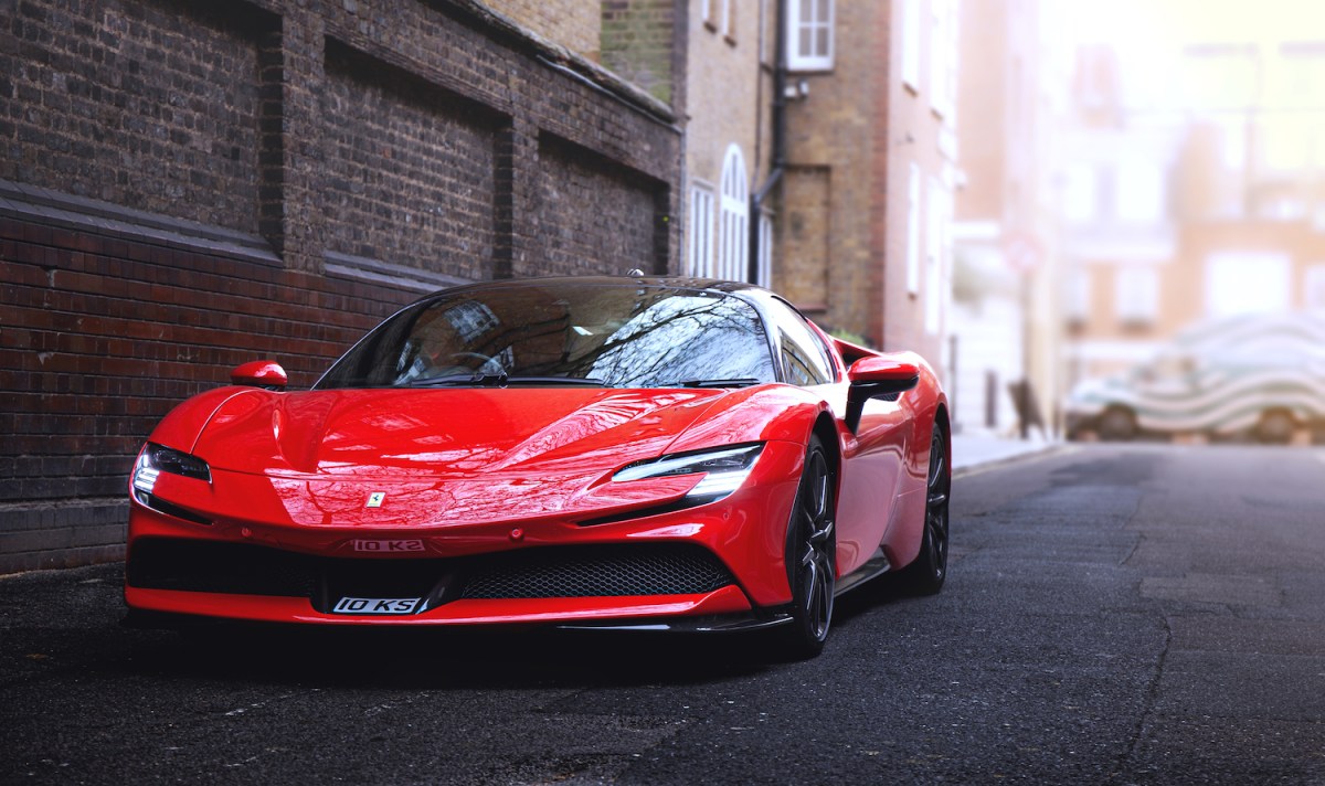 ferrari-sf90-stradale-alleyway-front