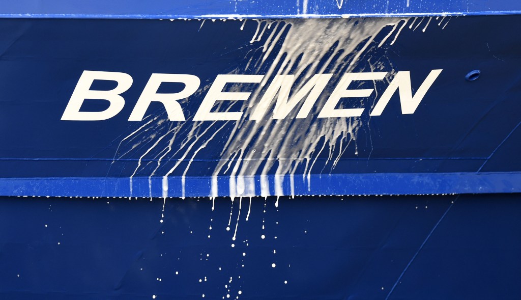 Sparkling wine runs over the name after the christening of "Bremen"