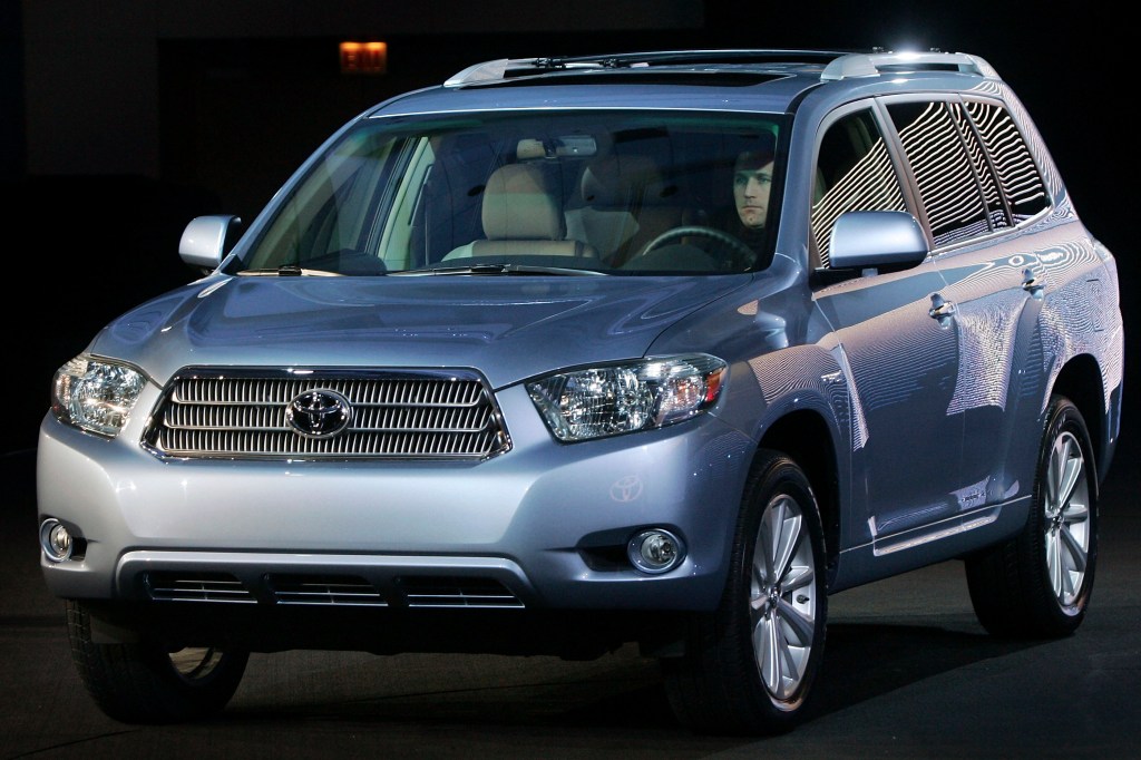 a light silver blue 2008 Toyota Highlander on display at an indoor auto show