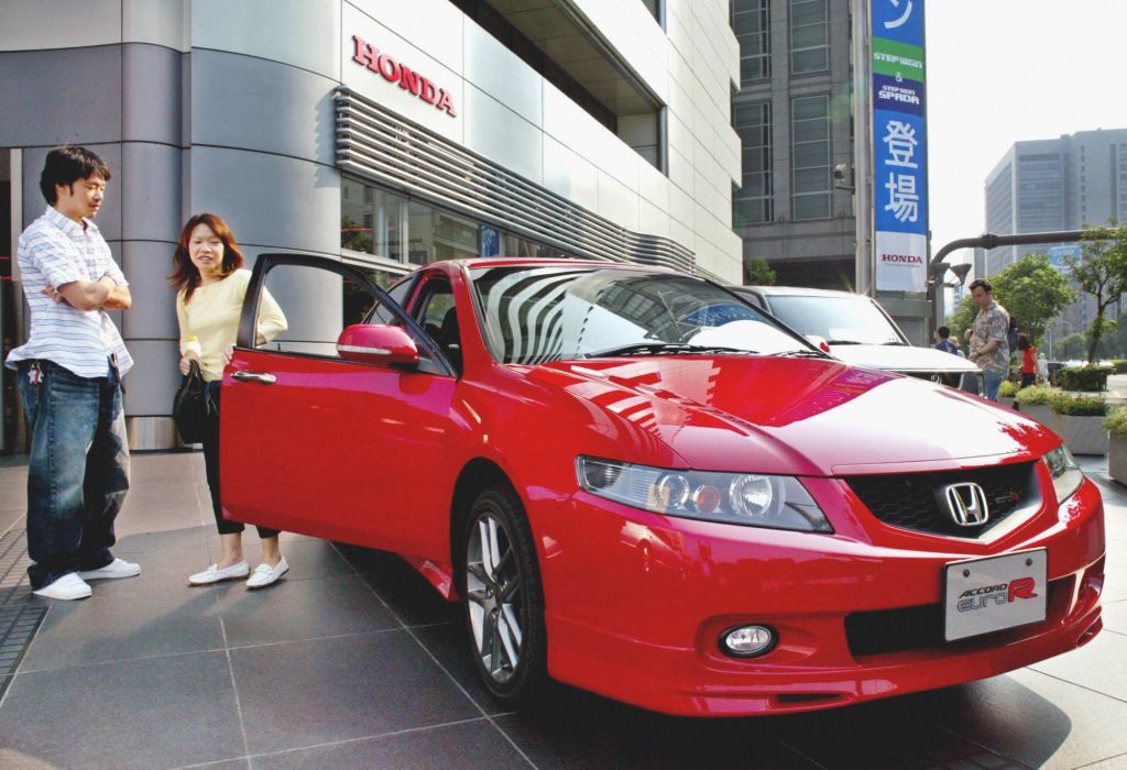 Customers in Japan inspecting a Honda Accord Euro R model