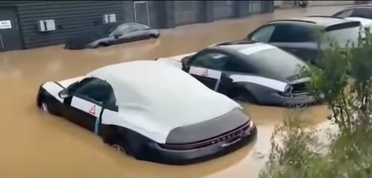 Porsche Dealer flooding in German