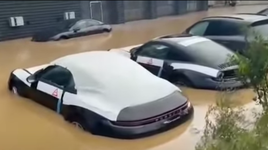 Porsche Dealer flooding in German