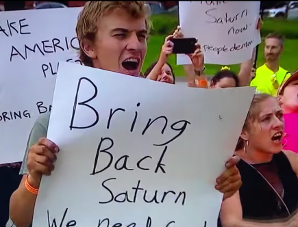 Watch: Protesters Demand GM Bring Back Saturn Brand