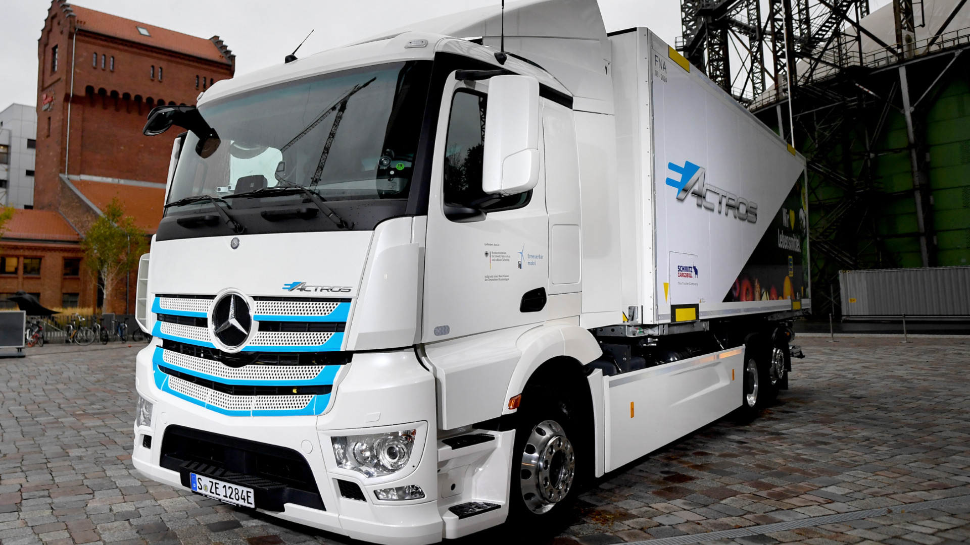 The white electric Mercedes-Benz electric truck e-Actros.
