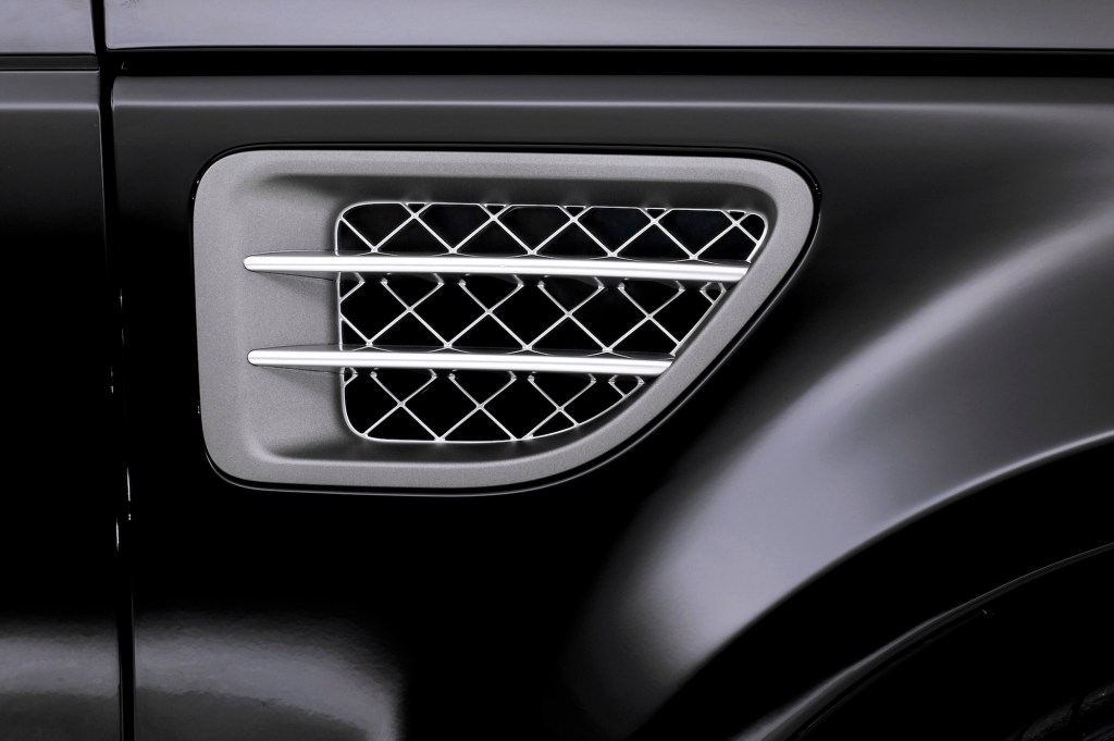 A close-up of a gray and silver air conditioning vent in a 2004 Range Rover Sport