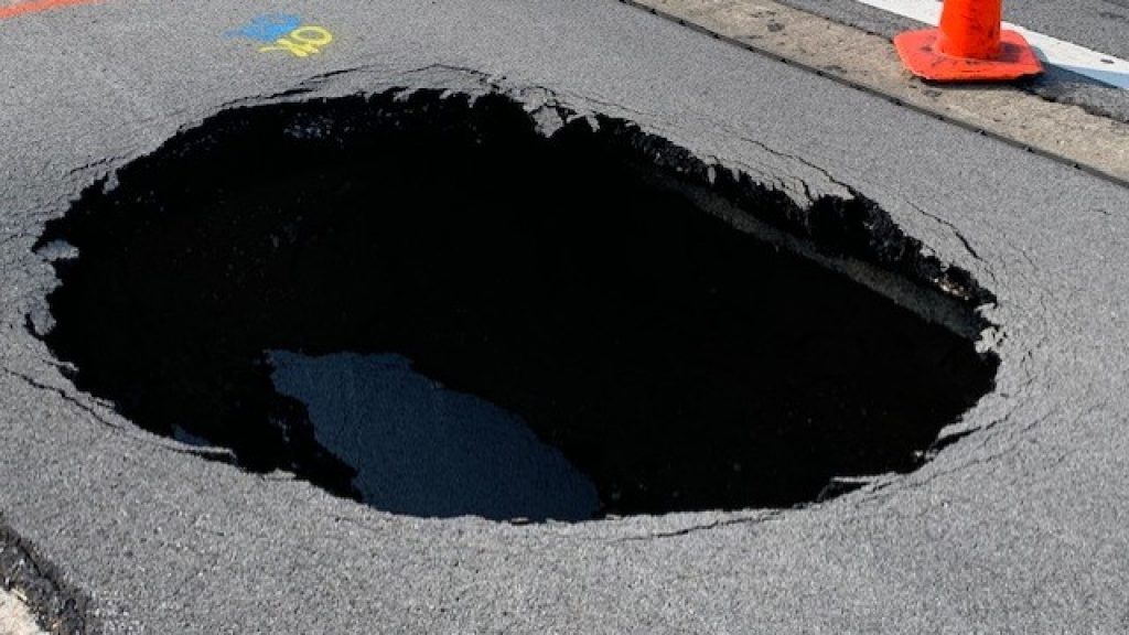 A massive sinkhole on I-465 Indiana