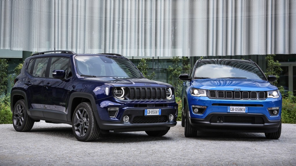The Jeep Renegade 4xe parked beside the Compass 4xe