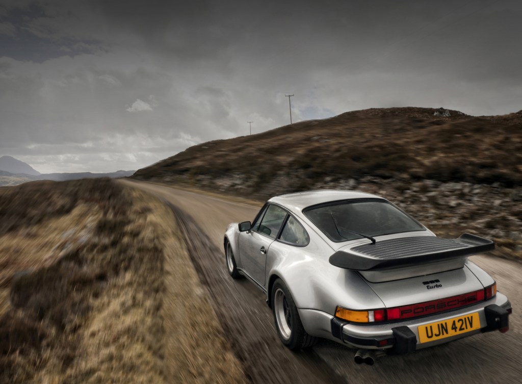 Does the Porsche 911 Handle Better Than the Porsche Cayman?
