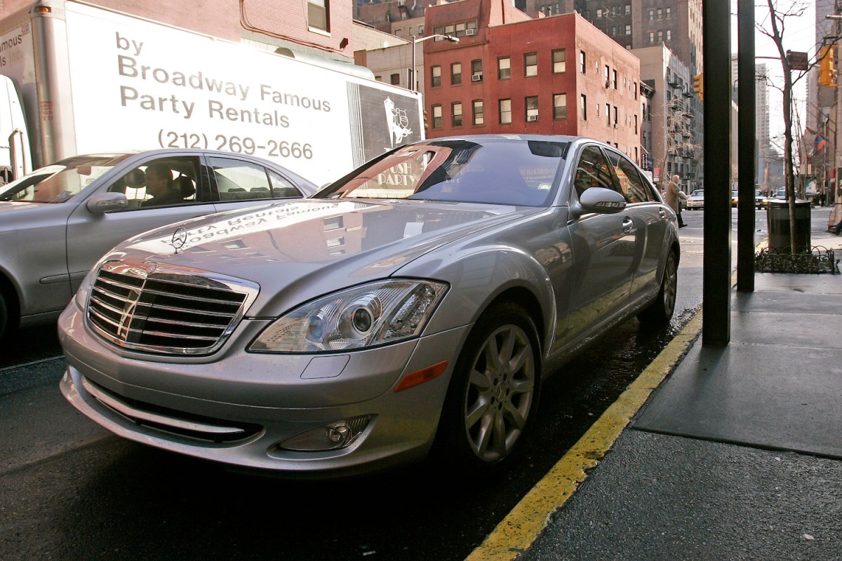 2007 mercedes benz s550 parked outside in New York