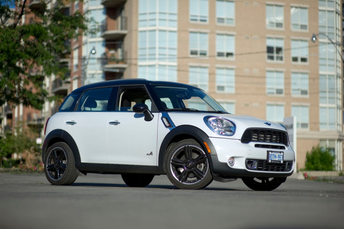 2011 mini countryman s parked outside