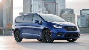 The 2021 Chrysler Pacifica Limited AWD S updates the popular S Appearance, introduced in 2017, with new exterior Anodized Ink finishes on the grille surrounds and badging, and a new “Foreshadow” finish on the wheels.