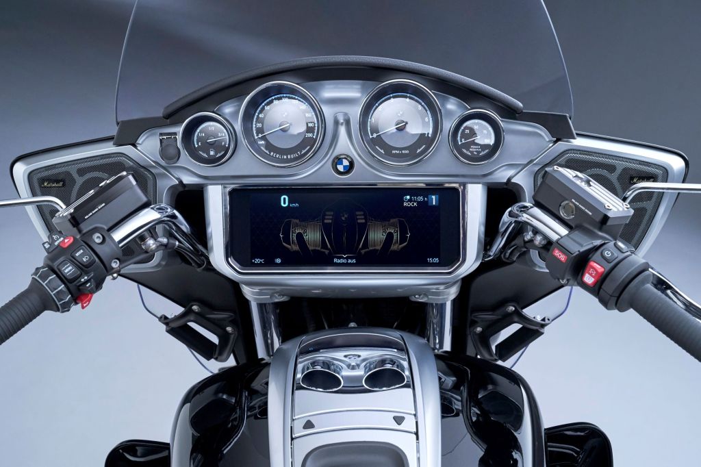 The handlebars and TFT dash of the 2022 BMW R 18 Transcontinental