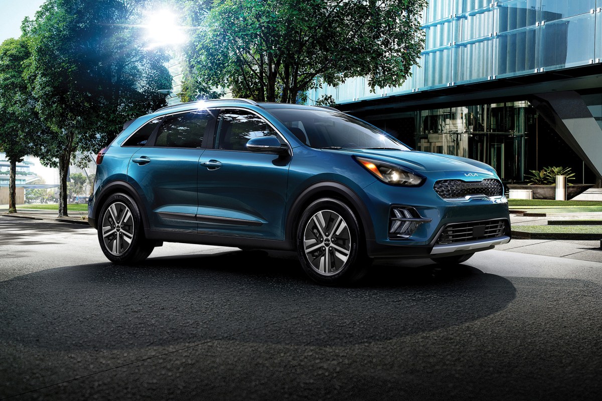 2022 Kia Niro plug-in hybrid in blue parked outside of a building.