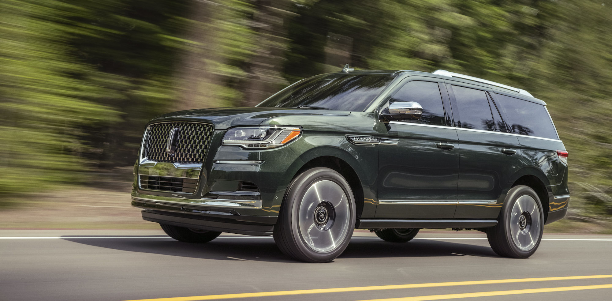 the-2022-lincoln-navigator-fails-to-deliver-on-the-company-s-touted-ev