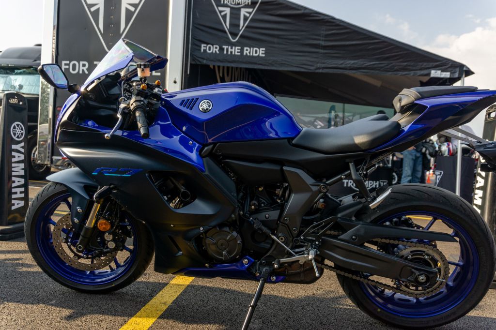 The left-side view of a blue-and-black 2022 Yamaha YZF-R7