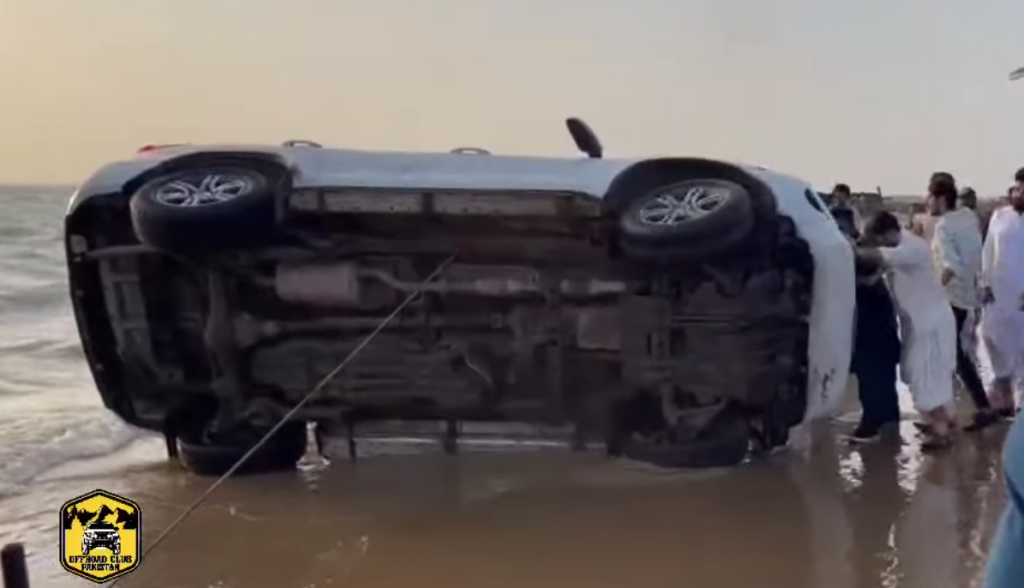 Drifting Toyota Fortuner SUV rolls over