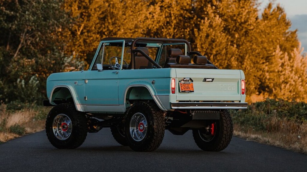 behind the Gateway LUXE-GT Bronco