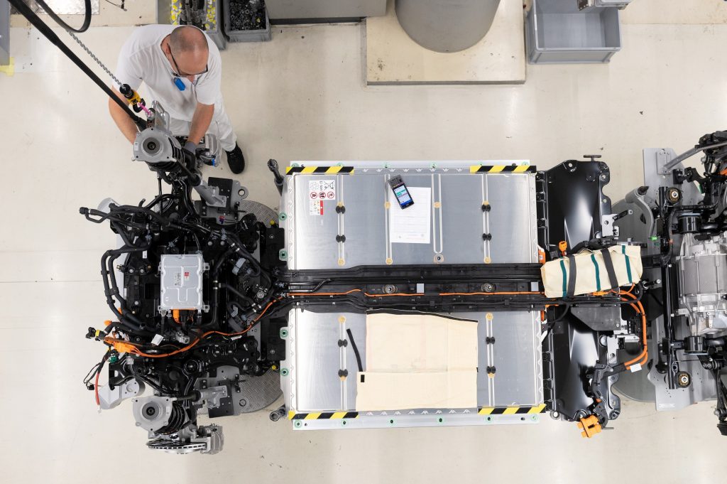 A worker wires up the battery in a VW ID.3