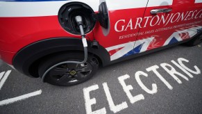 Would an electric Mini Cooper SE qualify for the electric vehicle tax incentive?