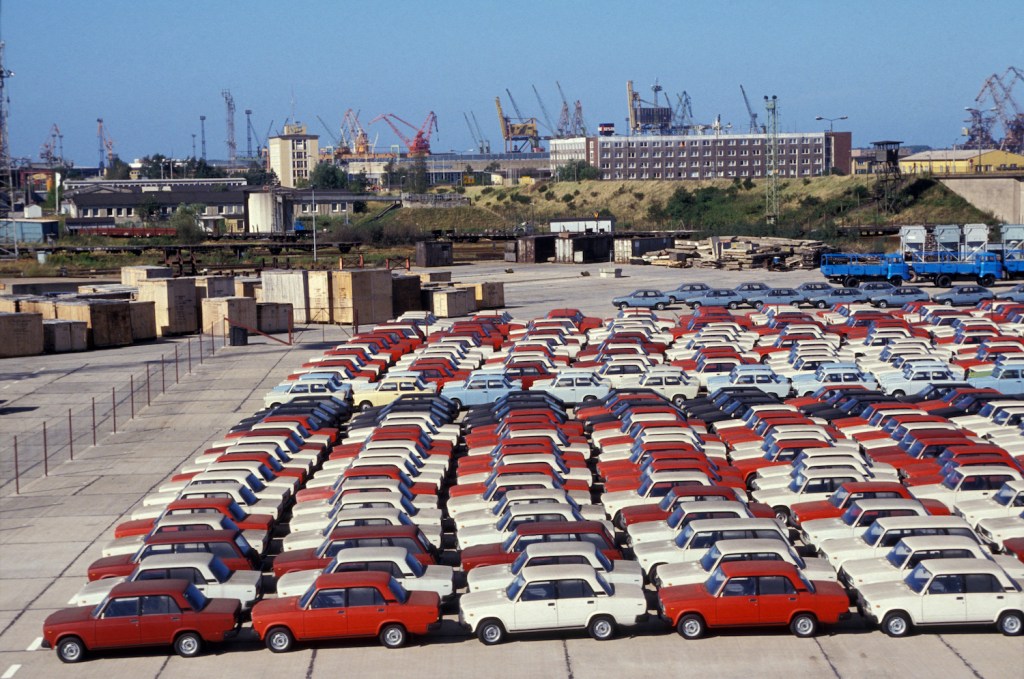 Automobiles Lada et Skoda stockées sur le port de Rostock le 23 août 1990 Allemagne. (Photo by Patrick PIEL/Gamma-Rapho via Getty Images) What Is The Best Selling Car Of All Time?